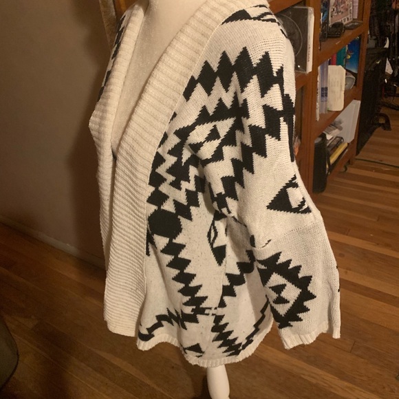 Staggered Pattern sweater - Picture 3 of 3